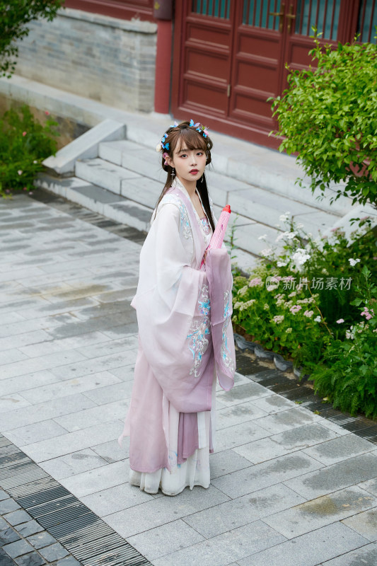 穿古装汉服手持工艺伞的东方美少女