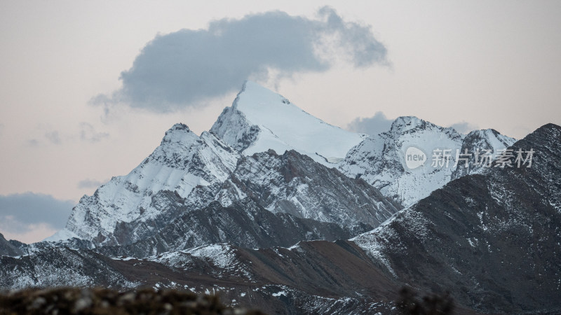 白雪皑皑云雾缭绕的群山在天空中