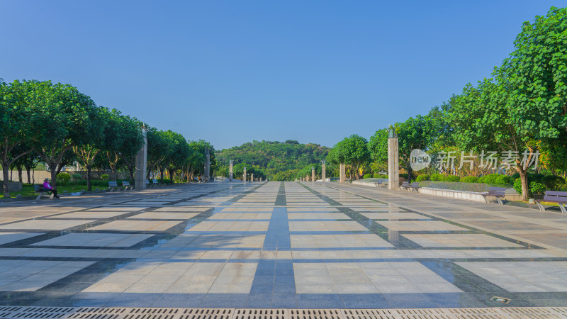 广东深圳市民中心通向莲花山公园廊桥