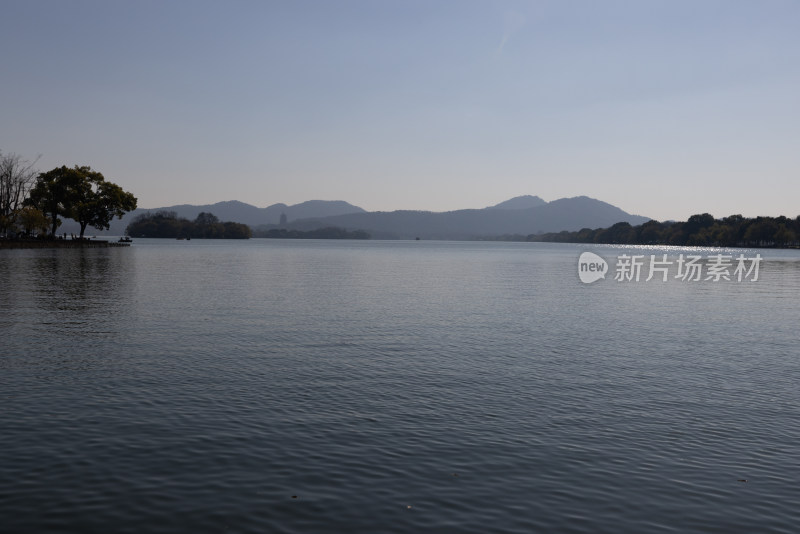 碧空映衬下的中国杭州西湖湖光山色
