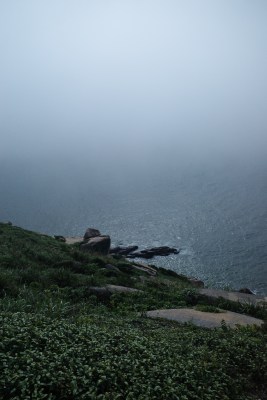 雾气笼罩的海面及岸边景象