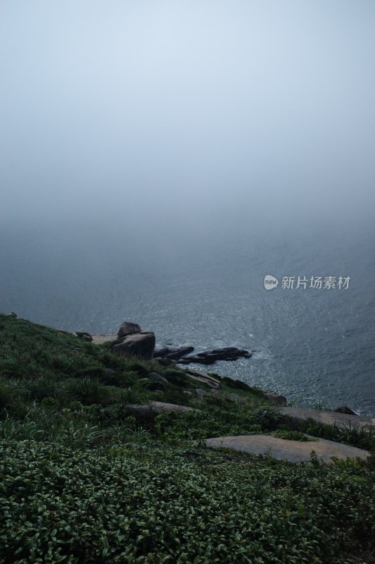 雾气笼罩的海面及岸边景象