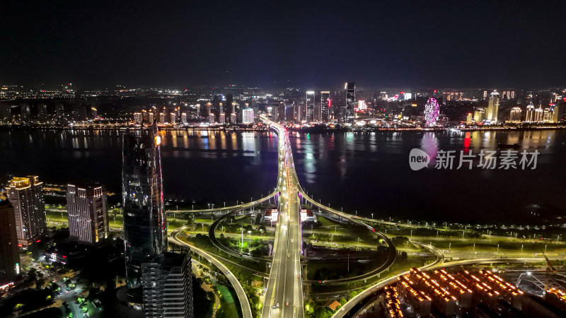 江西南昌新力中心朝阳大桥夜景航拍图