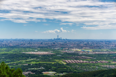 从北京香山公园俯瞰海淀城市全景国贸中国尊