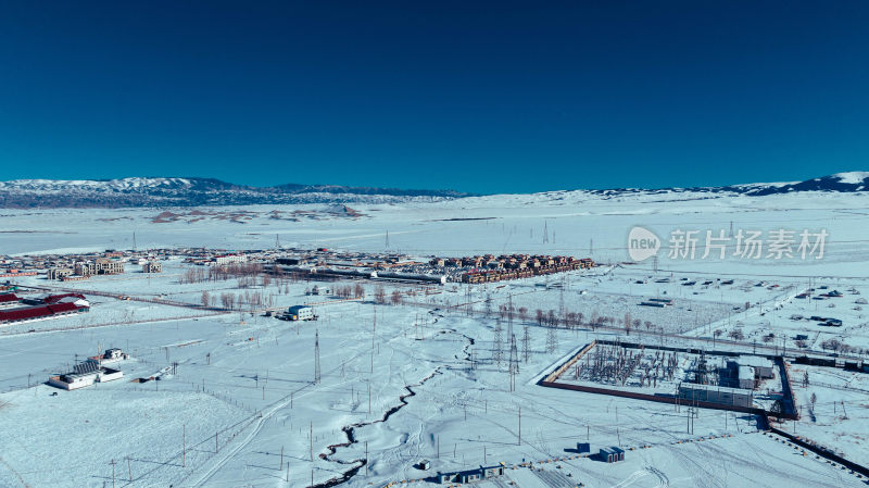 雪地中道路与建筑全景