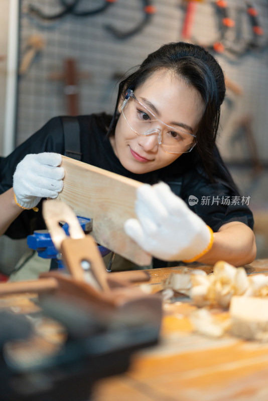 年轻女人在做木工