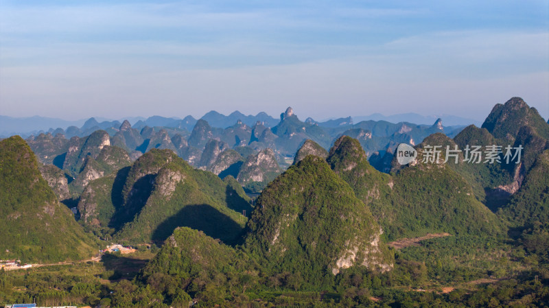 广西阳朔十里画廊月亮山