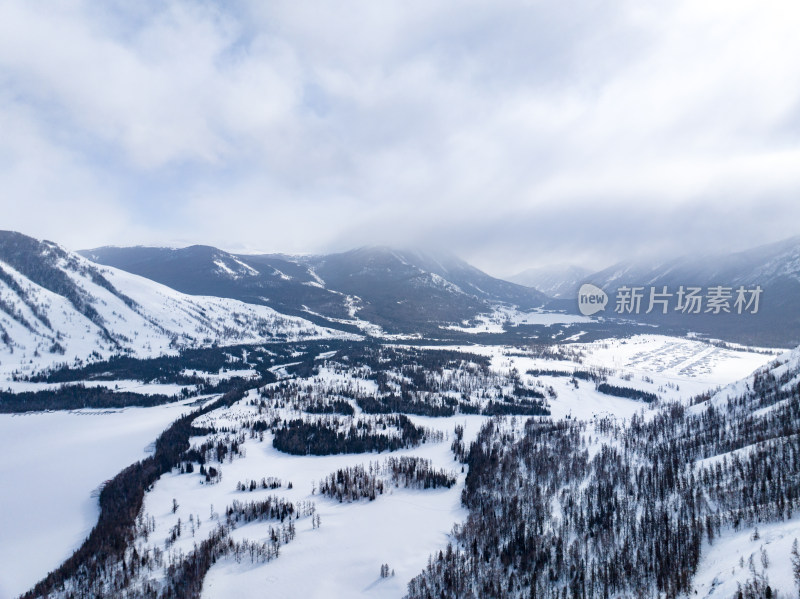 新疆喀纳斯雪景神仙湾冰河晨雾雪山森林雾凇