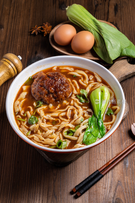 肉丸青菜面条美食特写