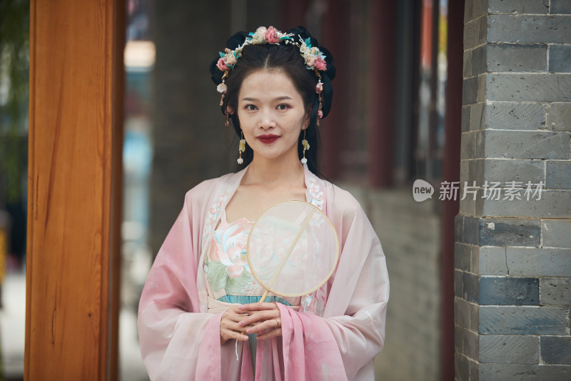 身穿中式传统唯美汉服的东方女性