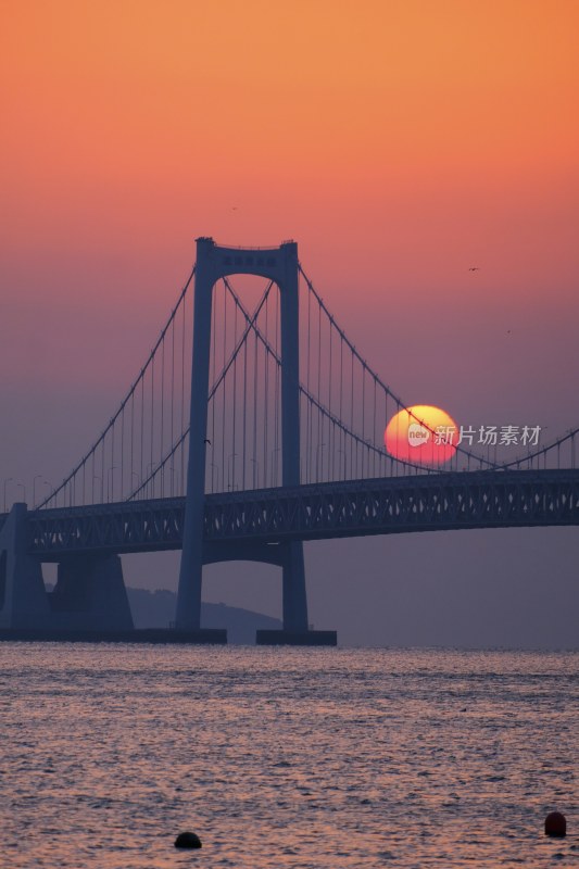 大连星海公园跨海大桥的日出