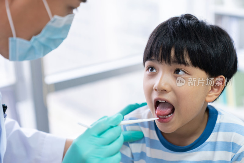 牙医检查男孩的口腔