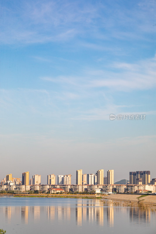 山东济宁邹城孟子湖城市建筑倒影景观