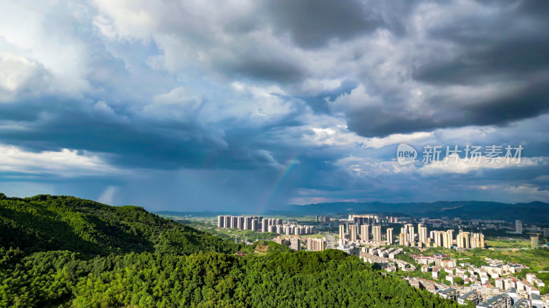 航拍城市夏季暴雨来临湖南怀化