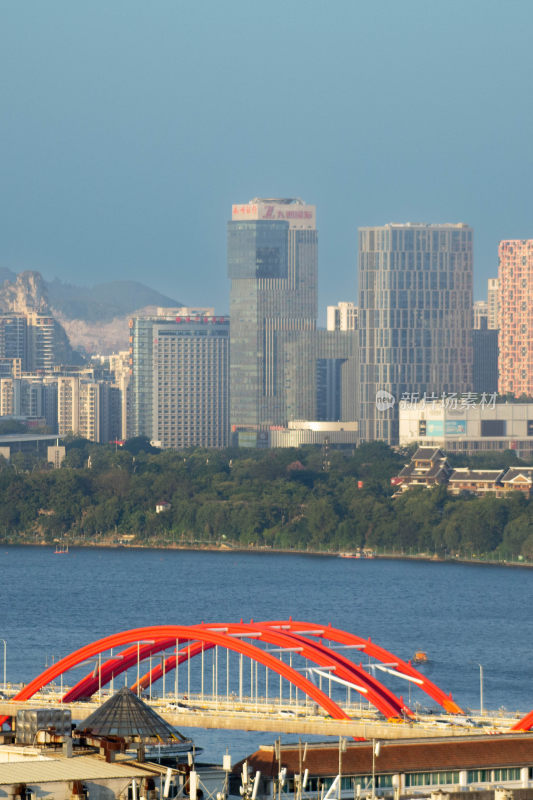 水域边的城市建筑与特色红桥风景