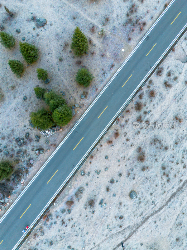 航拍高原荒漠公路