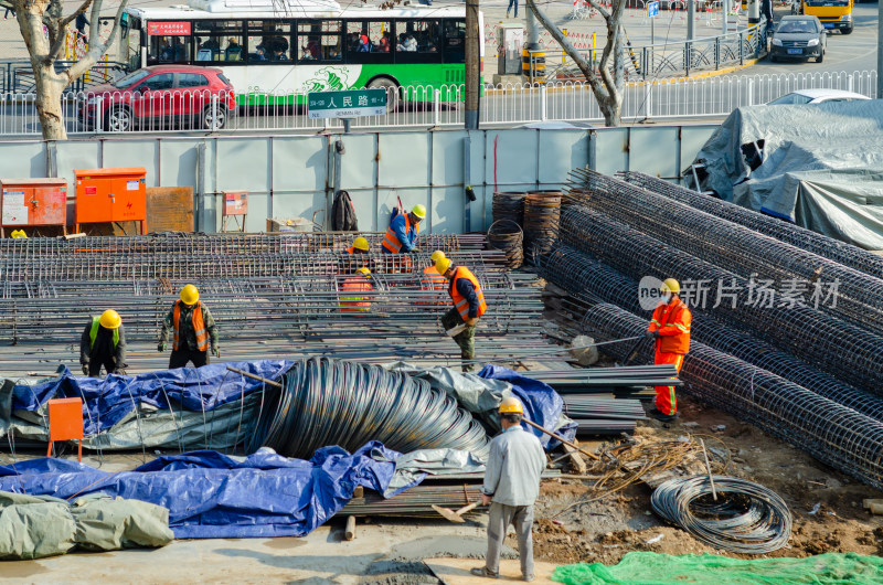 城市里正在工地上施工的工人们