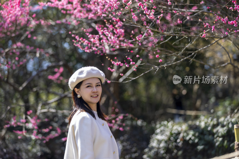 年轻女子春天踏青踏春赏花赏梅梅花