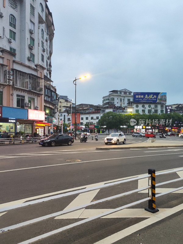 城市街道口车来车往的日常景象