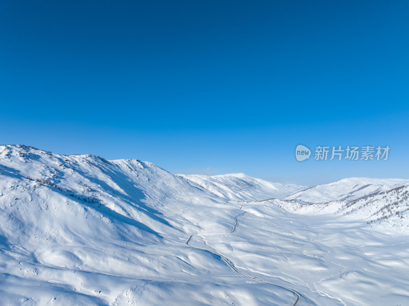 航拍新疆阿勒泰冬季茫茫雪原