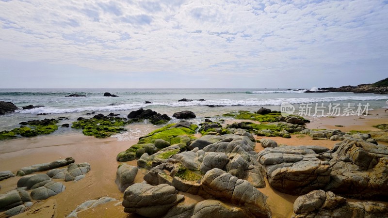 海南陵水小赤岭长满青苔的礁石群与大海