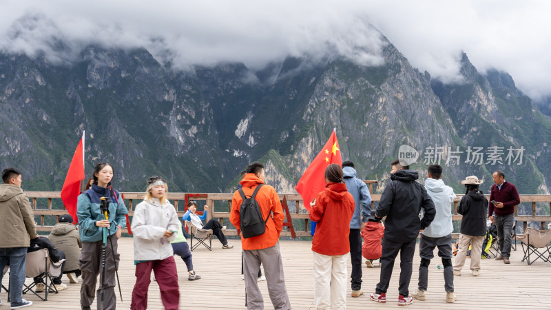 云南香格里拉虎跳峡山上的中途客栈