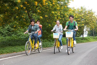 年轻大学生在校园里骑车