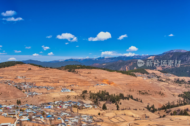 去往云南迪庆香格里拉路上乡村山地田园风光