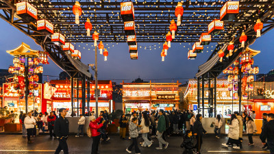 乐高专卖店前热闹的节日氛围夜景