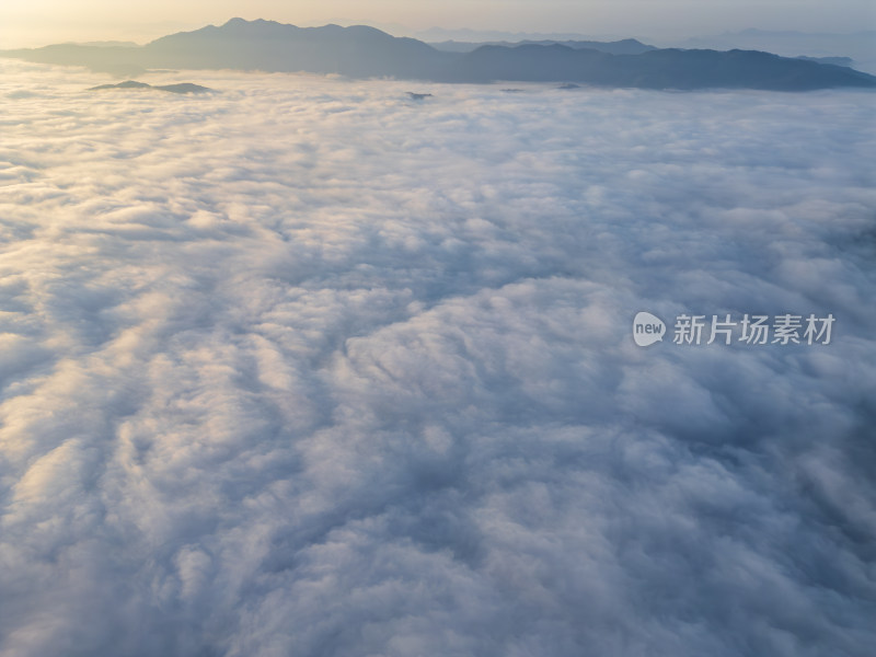 航拍云海之上的山峦