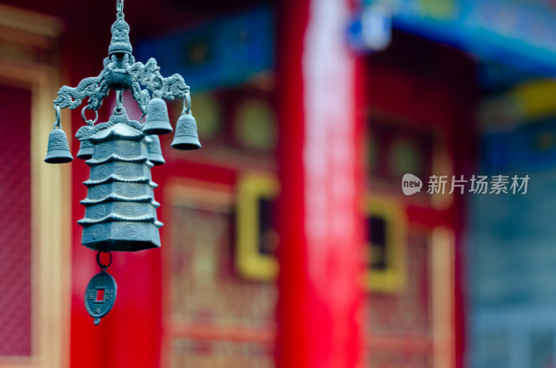 陕西西安广仁寺佛寺大殿香炉上铃铛特写