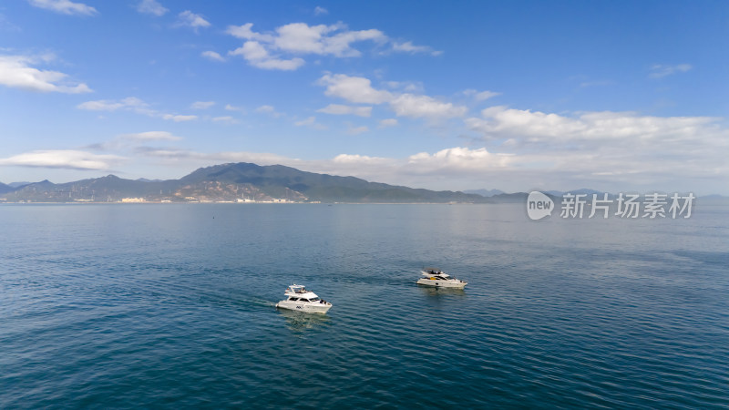 行驶在海面上的游艇