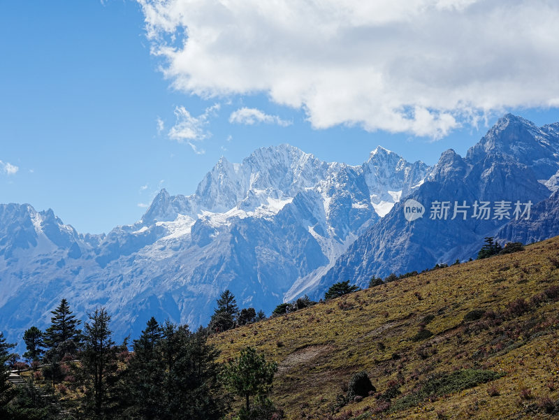 站在玉龙雪山牦牛坪，观赏山川风景