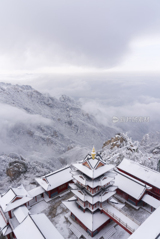 寒冷冬季大雪云海航拍老君山