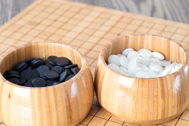 棋盘上的两盒棋子