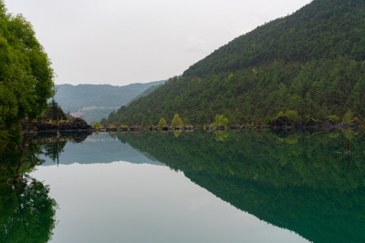 山林环绕的平静湖水倒影自然景观