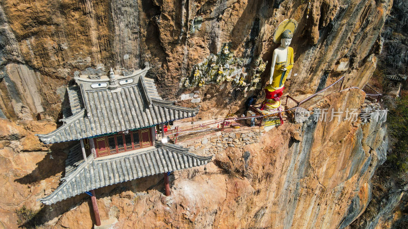 悬崖峭壁上的千年古佛大理宾川观音箐悬空寺