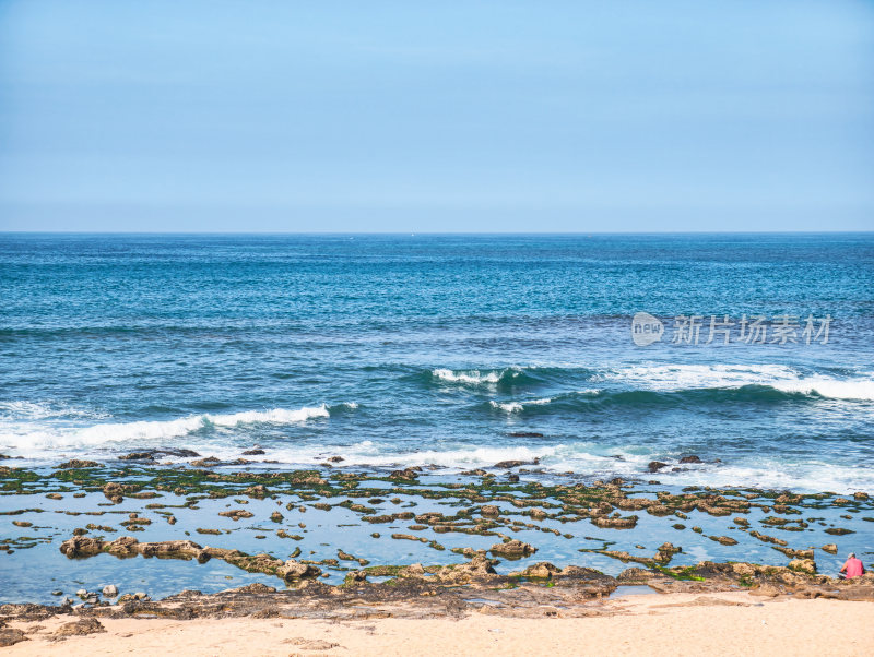 海边沙滩礁石与海浪景观