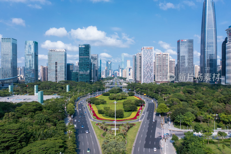 城市道路与高楼全景