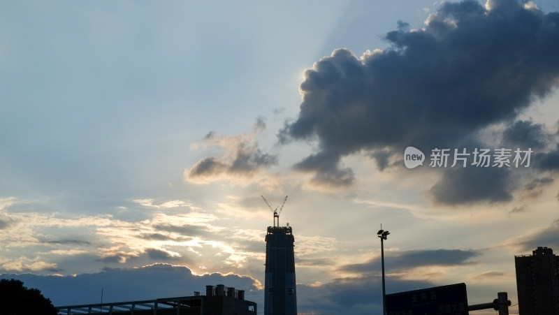 在建高楼的城市天空景观