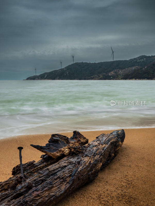 阴雨天气的沙滩