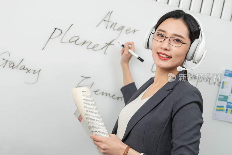 直播上网课的青年女教师