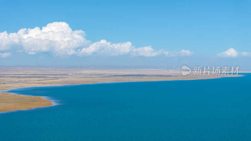 青海湖断崖景区高原圣湖蓝天白云深蓝色湖水