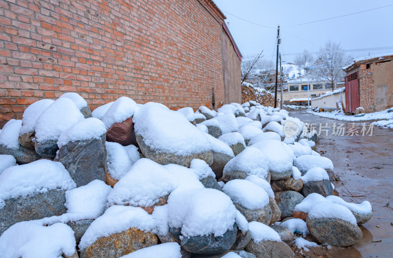 青海海北州祁连卓尔山乡村街道公路雪景