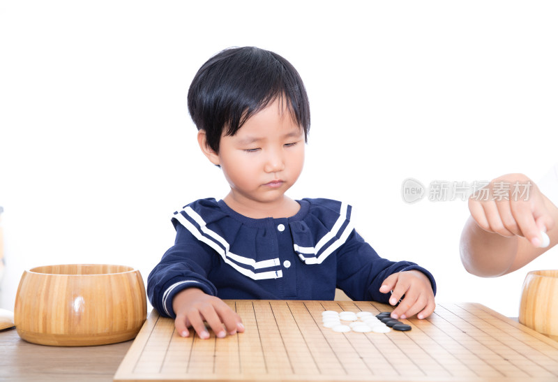 可爱的东方小女孩在学习下围棋