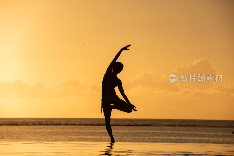 海边夕阳美女瑜伽健身剪影