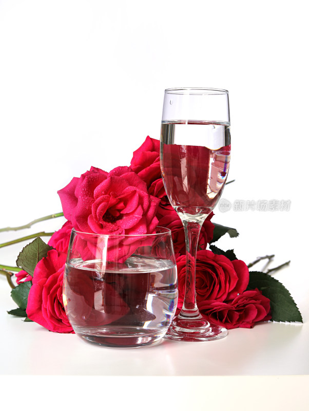 透过玻璃杯折射的红色玫瑰花