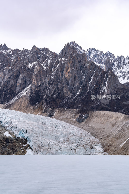 西藏那曲地区布加雪山冰川藏地高原静谧之美