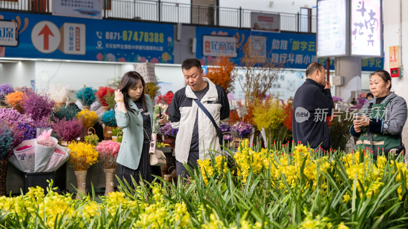 云南昆明斗南花市吸引大量游客前来买花