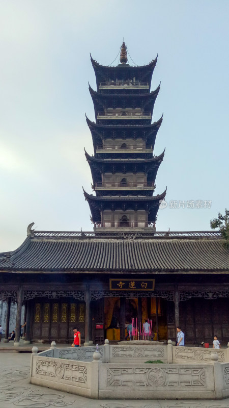 白建寺古塔与殿宇景观